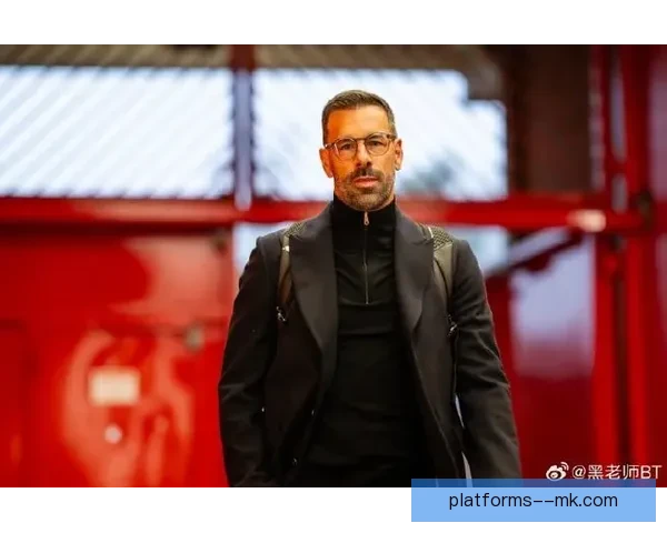 曼联正式宣布任命范尼斯特鲁伊为新任主帅，接替滕哈赫带队奋战